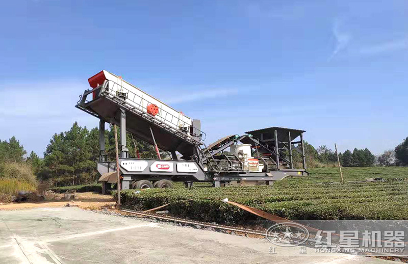 單臺移動鵝卵石制砂機(jī)作業(yè)現(xiàn)場