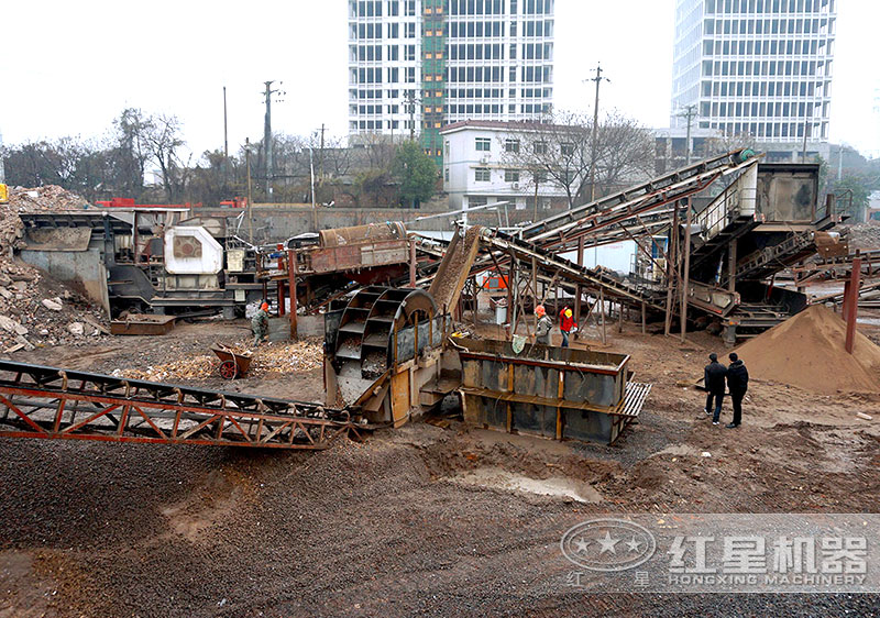 建筑垃圾制沙現(xiàn)場(chǎng)，配置車載制沙機(jī)